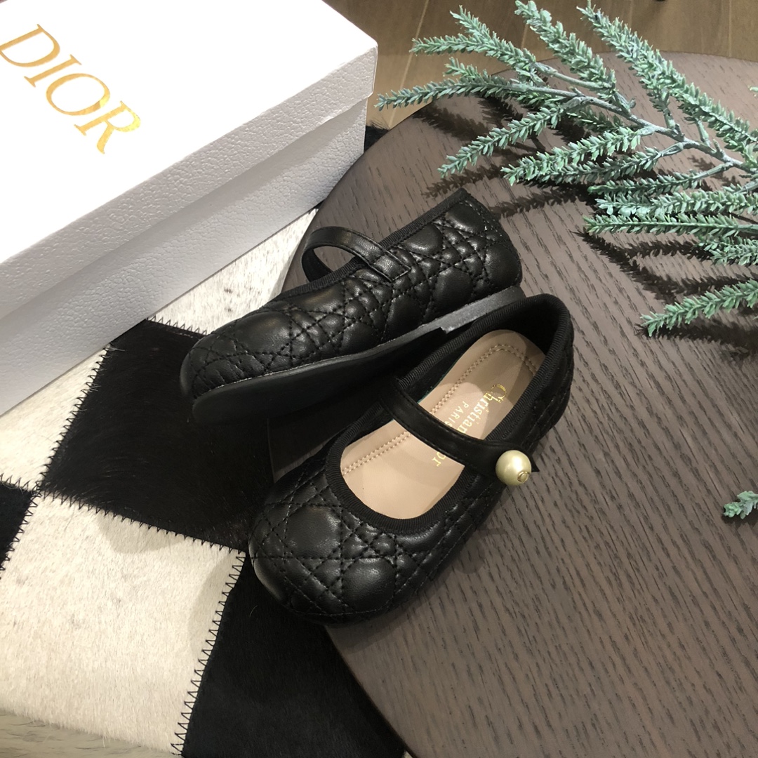 Children's shoes child